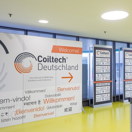 Werbeflächen im Durchgang vom Foyer zum Tagungscenter