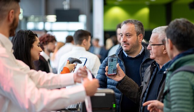 Hostessen auf der Coiltech scannen die Besuchertickets