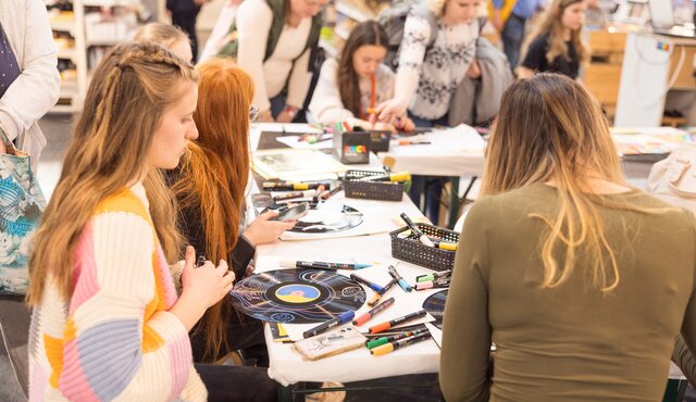 Besucher malen und basteln auf der creativmesse
