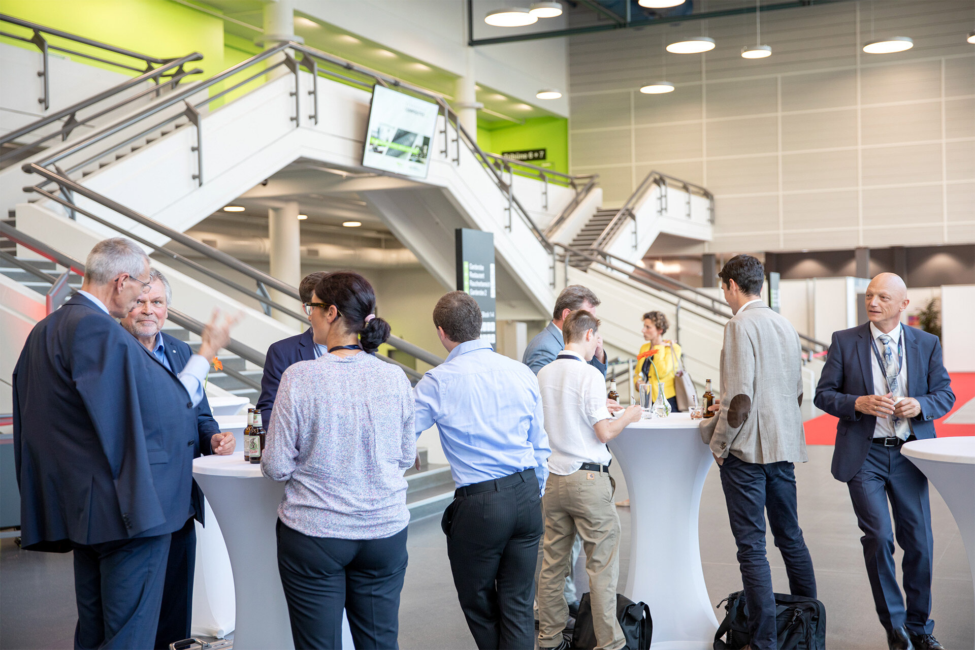 Gäste Willkommen heißen & Networking im Foyer der Halle 1 Gäste Willkommen heißen & Networking im Foyer der Halle 1