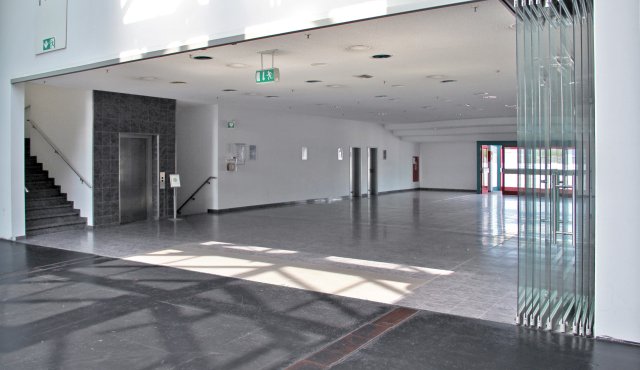 Eingangsbereich mit Aufzug, Toiletten und Restaurant in Halle 3