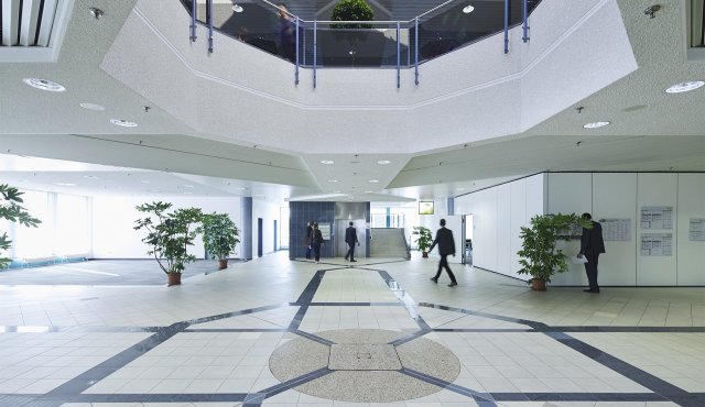 Tagungscenter (Erdgeschoss) mit Blick Richtung Treppe und Aufzug