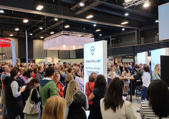 Volles Auditorium bei einem Vortrag auf der SuperStay Live