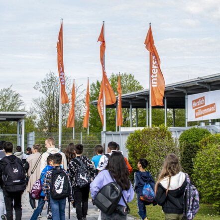 Jugendliche auf dem Weg zur intersana