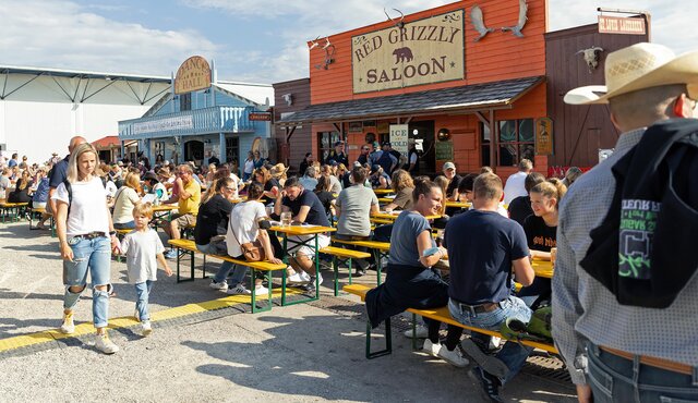 Red Grizzly Saloon im Freigelände