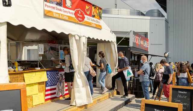Foodtruck im Außenbereich der Messe serviert leckeres Essen