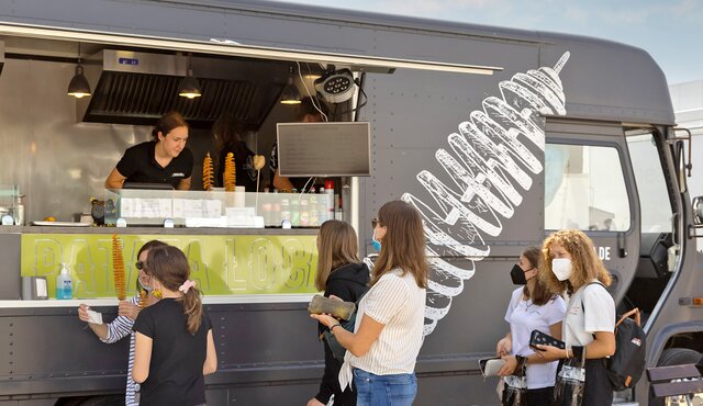 Foodtruck im Außenbereich der Messe serviert leckeres Essen