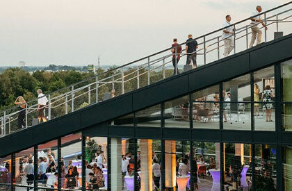 Moderne Dachterrasse mit Event und Gästen bei Sonnenuntergang